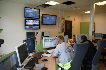 Ansatte i AET kører tests på system før idriftsætning.